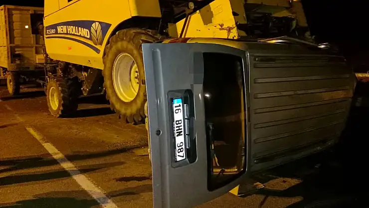 Ağrı'da biçerdöverle çarpışan kamyonet hurdaya döndü