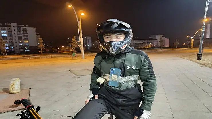 Ağrı'da bisiklet süren genç telefonunu bantla vücuduna sararak çekim yaptı