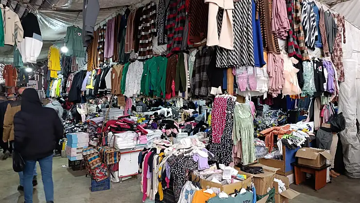 Ağrı'da brandalar kalktı giyim ürünleri açık tezgâhlarda yerini aldı