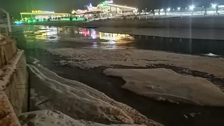 Ağrı'da buzlu ve dondurucu Murat Nehri manzarası