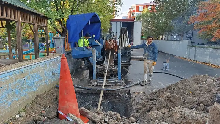 Ağrı'da cadde üzerindeki enerji altyapısı yenileniyor