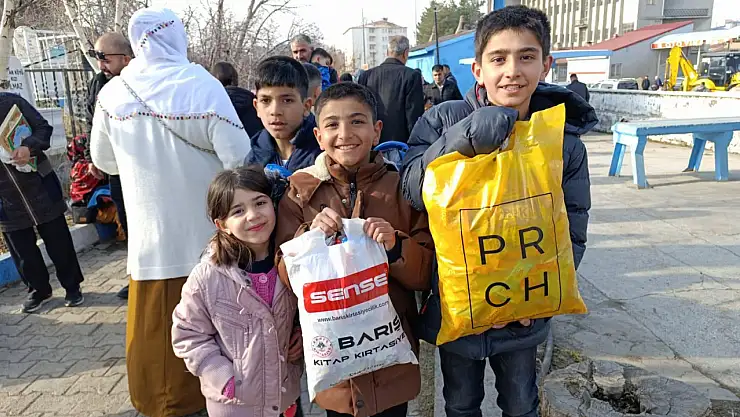 Ağrı'da çocuklar bayram sevincini şeker toplayarak yaşadı