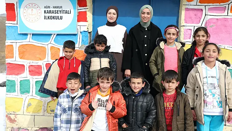 Ağrı'da çocukluk arkadaşı olan öğretmenler aynı köy okulunda eğitim veriyor