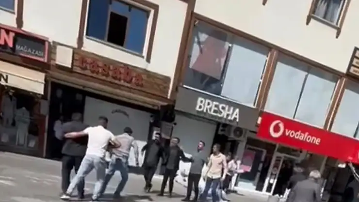 Ağrı'da Cumhuriyet Caddesi'nde kavga: 1 kişi bıçaklandı