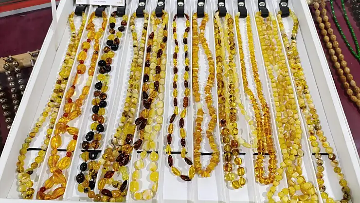 Ağrı'da damla kehribar kolye yoğun ilgi görüyor