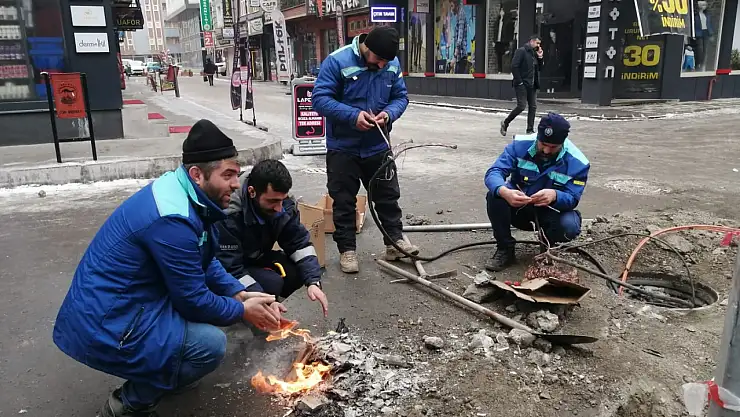 Ağrı'da dondurucu soğukta altyapı mesaisi