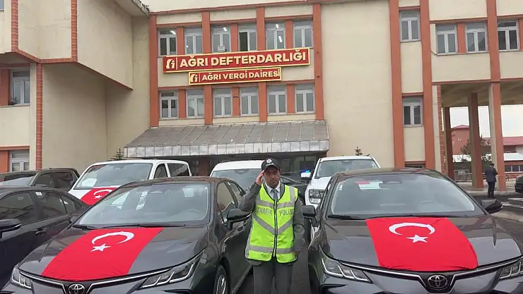 Ağrı'da düzenlenen araç töreninde Cemal, trafik polisi yeleğiyle gülümsetti
