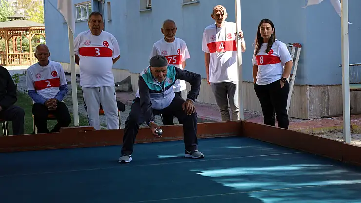 Ağrı'da düzenlenen bocce maçı huzurevi sakinlerini bir araya getirdi