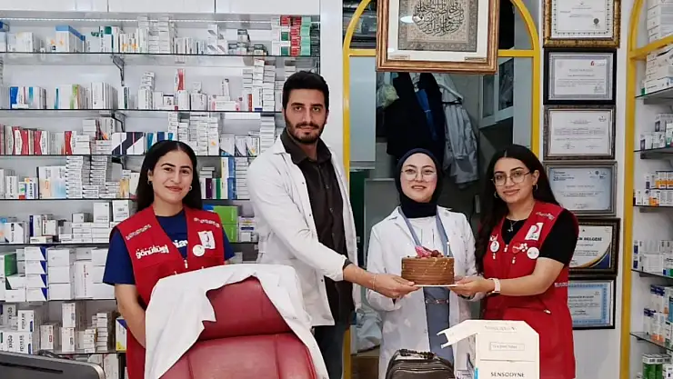 Ağrı'da eczacılara sürpriz: Kızılay gönüllüleri eczacıların kapısını çaldı