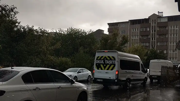 Ağrı'da Eylül yağmuru şehre serinlik getirdi