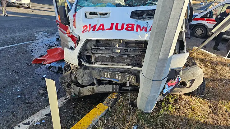 Ağrı'da feci kaza: Ambulans da kazaya karıştı!