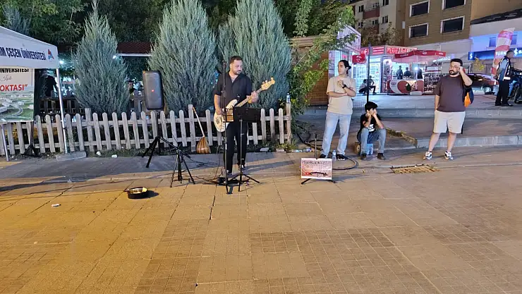 Ağrı'da genç sesler Cumhuriyet Caddesi'ni renklendiriyor