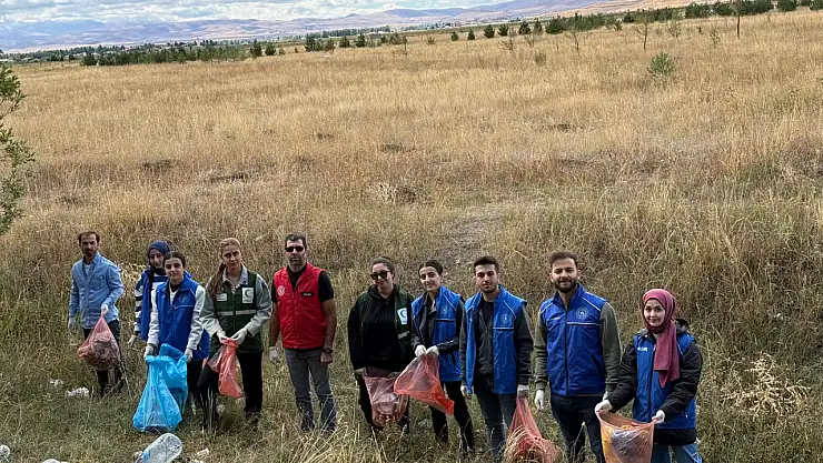 Ağrı'da gençler çevreye sahip çıktı