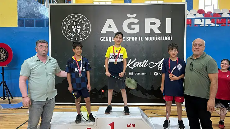 Ağrı'da gençler raketle zaferi kutladı