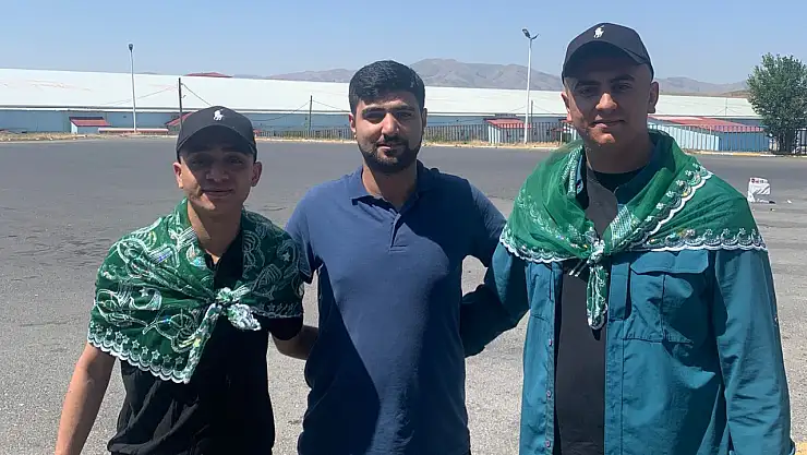 Ağrı'da gençler vatani görev için yola çıktı