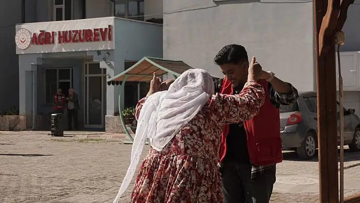 Ağrı'da gönüllüler huzurevinde moral dağıttı