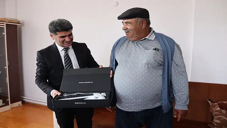 Ağrı'da görme engelli Kıbrıs gazisine akıllı baston desteği