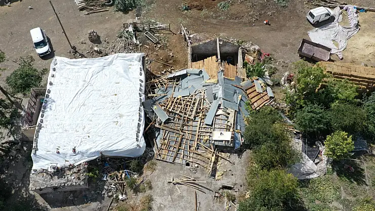 Ağrı'da görülmemiş hortum: Köylüler çatısız kaldı!