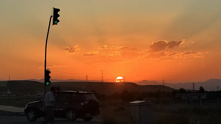 Ağrı'da gün batımı gökyüzünü büyüledi
