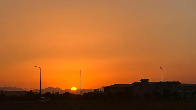 Ağrı'da gün batımının eşsiz tonu gökyüzünü kapladı