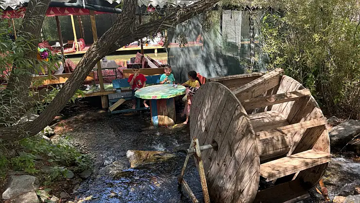 Ağrı'da güneşli pazar, aile çay bahçelerine hareket getirdi