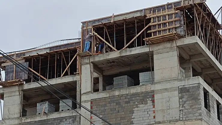 Ağrı'da güvenliksiz inşaatlar vatandaşları tedirgin etti