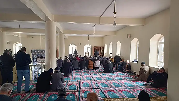 Ağrı'da havalar soğudu, cemaat cami içinde saf tuttu