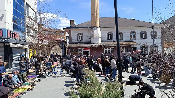 Ağrı'da havaların ısınmasıyla cemaat açık havada Cuma namazı kıldı