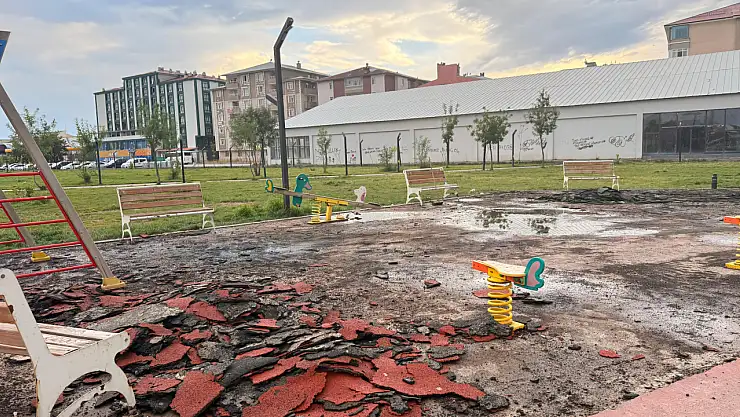 Ağrı'da hor kullanılan çocuk oyun parkı zeminleri onarılıyor