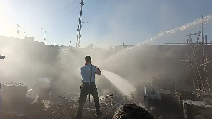 Ağrı'da hurdalıkta çıkan yangın korkuttu