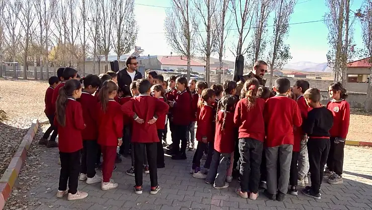 Ağrı'da iki öğretmenin köy köy dolaşan müzik yolculuğu