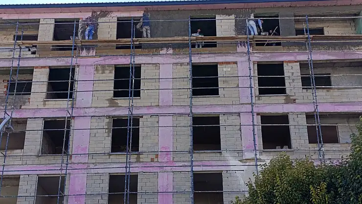 Ağrı'da inşaat sezonunun son günlerinde sıvacılar yoğun mesai yapıyor