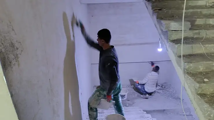 Ağrı'da inşaatlarda alçı ve boya işleri hız kazandı