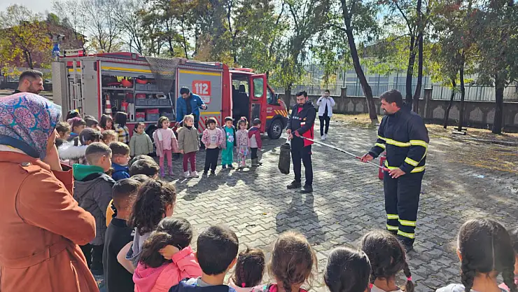 Ağrı'da itfaiye ekipleri anaokulunda yangın bilinci eğitimi verdi