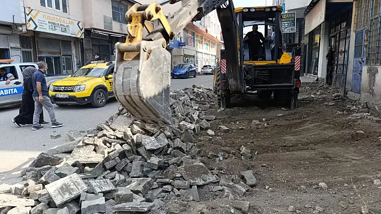 Ağrı'da kaldırımlar yenilenmeye devam ediyor