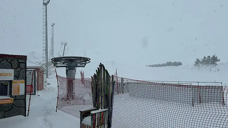 Ağrı'da kar yağışı Küpkıran Kayak Merkezi pistini canlandırdı