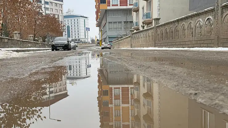 Ağrı'da karlar eridi çocuklar beyaz örtüye hasret kaldı