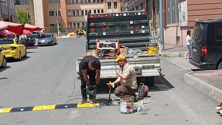 Ağrı'da kent içi trafiğe hız kesici ve kapan düzenlemesi