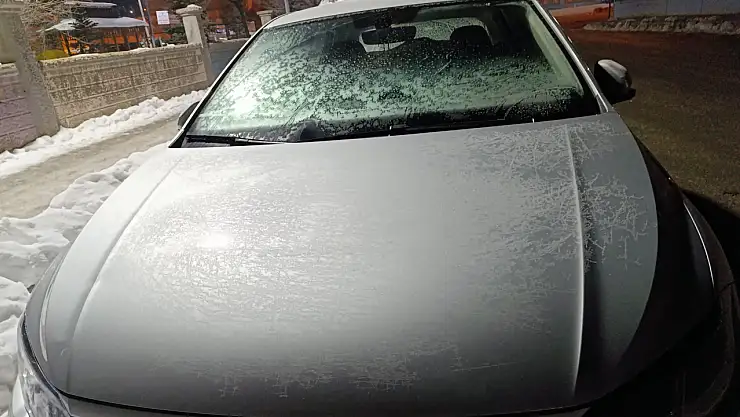 Ağrı'da keskin soğuk araçları dondurdu