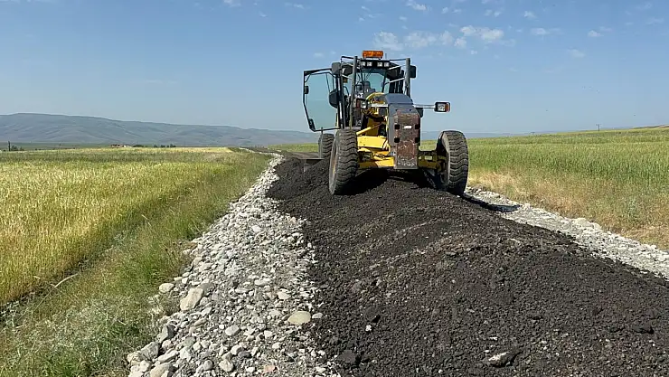 Ağrı'da kırsal ulaşım atağı sürüyor
