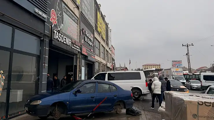 Ağrı'da kış lastiği yoğunluğu devam ederken ustalar pazar mesaisine kaldı