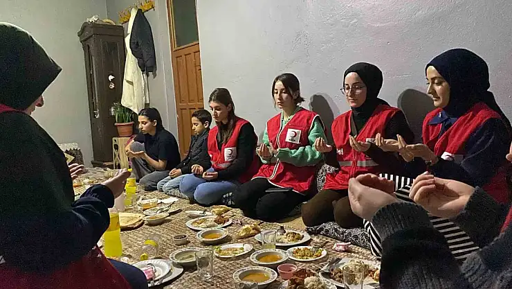 Ağrı'da Kızılay gönüllülerinden yetim ve ihtiyaç sahibi ailelerle iftar buluşması