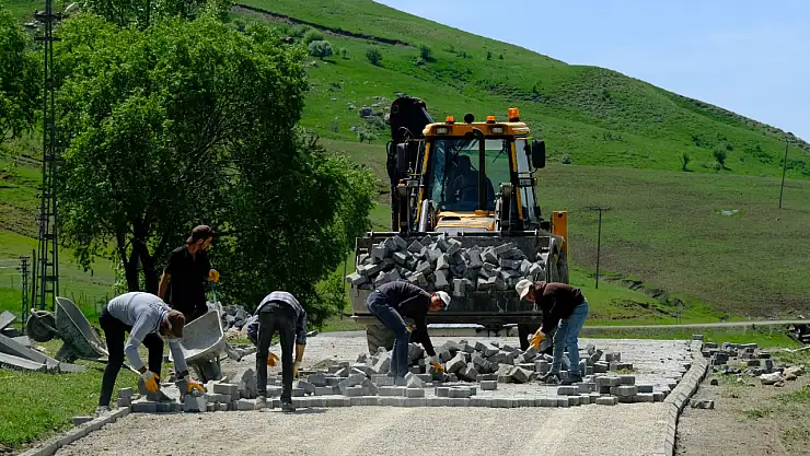 Ağrı'da köy içi yollar kilit taşla buluştu