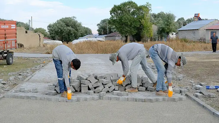 Ziyaret Köyü kilit parke taşlarıyla yenilendi