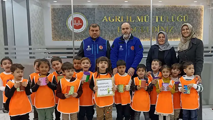 Ağrı'da kur'an kursu öğrencileri harçlıklarını Filistin için biriktirdi