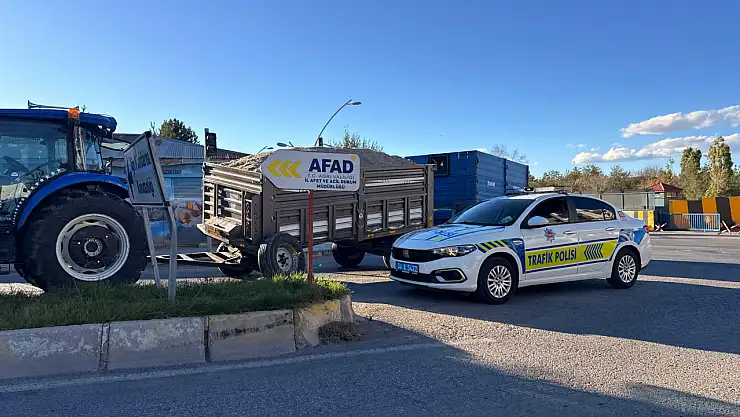 Ağrı'da küspesini taşıyan traktör kaza yaptı