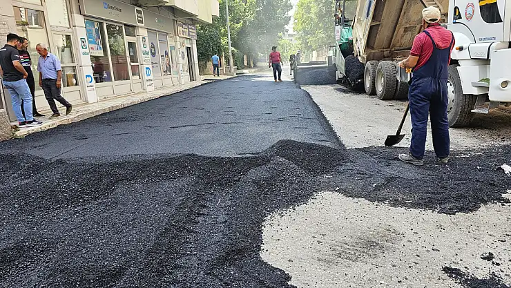 Ağrı'da mahalle yolları asfalt çalışmalarıyla yenileniyor