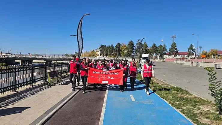 Ağrı'da mavi kurdeleli yürüyüş: Kızılay'dan hem sağlık hem dayanışma mesajı