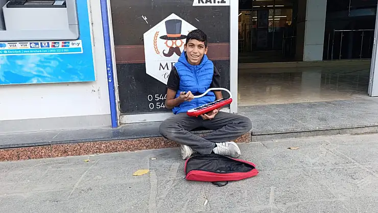 Ağrı'da melodikasıyla ekmek parası kazanan küçük çocuk merak uyandırdı