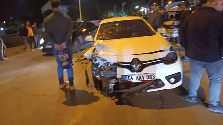 Ağrı'da meydana gelen kazada, araç parçaları yola saçıldı